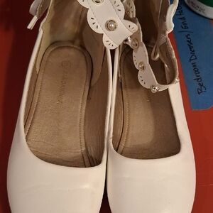 Girls' White Scalloped Mary Jane Dress Shoes with Pearl Accents